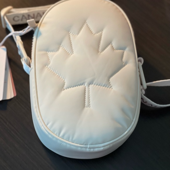 🍁New 🇨🇦RARE Lululemon Team Canada 22 Future Legacy Crossbody Bag, Creme🏷NWT - Picture 7 of 8
